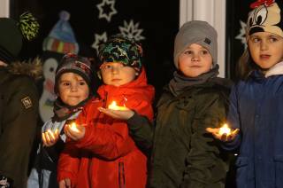 Foto: Na zahradě mateřské školky v Miskovicích slavnostně rozsvítili vánoční strom