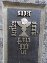 20211216110626_hus332: Na pomníku k 600 výročí Čáslavského sněmu najdete QR kód
