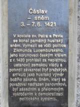 20211216110628_hus333: Na pomníku k 600 výročí Čáslavského sněmu najdete QR kód