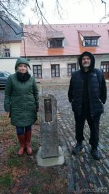 20211216110634_hus338: Foto www.husitstvi.cz - Na pomníku k 600 výročí Čáslavského sněmu najdete QR kód