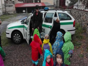 Děti z kutnohorského klubu Ošatka byly z návštěvy policie nadšené