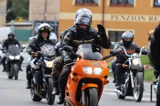 Foto, video: Moto sezóna v Kutné Hoře zahájena, Royal riders pozdravili Sedleckou pouť!