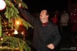 5G6H3819: Foto: Před obecním úřadem v Červených Janovicích už září vánoční strom a betlém