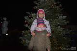 059: Foto: Vánoční strom se v úterý rozzářil i v Úmoníně