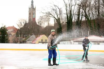 Umělá ledová plocha v Čáslavi se veřejnosti otevře 19. prosince, bruslit se bude i o Vánocích