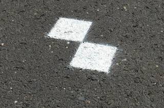 Vysvětlení záhad bílých čtverečků na silnicích po celé republice je prosté!