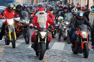 Foto, video: Skvělé počasí vylákalo na Štědrý den do Kolína rekordní počet motorkářů!