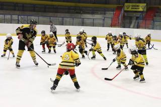 Foto: Hokejisté kutnohorského áčka vzdorovali na ledě nejmladším Sršňům!