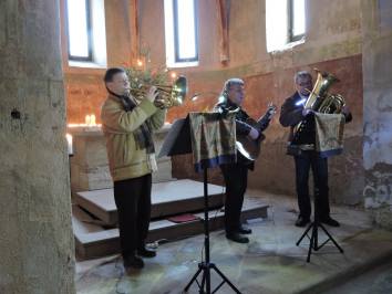 Foto: V kostelíku sv. Bonifáce v Lochách zahrálo „Zámecké trio“