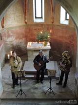 DSCN7619: Foto: V kostelíku sv. Bonifáce v Lochách zahrálo „Zámecké trio“