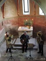 DSCN7628: Foto: V kostelíku sv. Bonifáce v Lochách zahrálo „Zámecké trio“