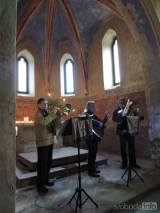 DSCN7653: Foto: V kostelíku sv. Bonifáce v Lochách zahrálo „Zámecké trio“