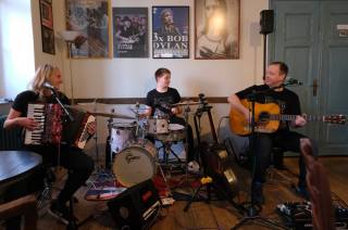 Foto: V Blues Café zahrálo rodinné trio Petry Börnerové