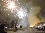 1: Foto, video: Na čáslavský novoroční ohňostroj bylo zvědavé zaplněné Žižkovo náměstí