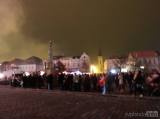 DSCN8007: Foto, video: Na čáslavský novoroční ohňostroj bylo zvědavé zaplněné Žižkovo náměstí