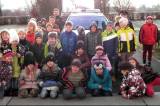 Policisté přijeli za dětmi ZŠ Červené Janovice, ukázali jim i služební auto
