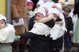 20231213202542_IMG_3695: Foto: Na vánočním jarmarku v kutnohorské Pohádce tradičně dražili sladkého kapra!