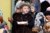 20231213202552_IMG_3715: Foto: Na vánočním jarmarku v kutnohorské Pohádce tradičně dražili sladkého kapra!