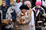 20231213202553_IMG_3717: Foto: Na vánočním jarmarku v kutnohorské Pohádce tradičně dražili sladkého kapra!