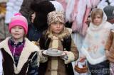 20231213202555_IMG_3721: Foto: Na vánočním jarmarku v kutnohorské Pohádce tradičně dražili sladkého kapra!