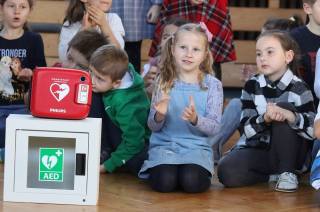 První defibrilátor koupila soukromá firma pro děti ze ZŠ Jana Palacha
