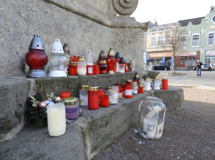 Pietní místo v Čáslavi k uctění obětí tragédie v Praze vzniklo na náměstí Jana Žižky