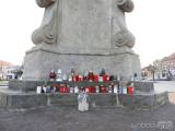 20231229234950_DSCN3545: Pietní místo v Čáslavi k uctění obětí tragédie v Praze vzniklo na náměstí Jana Žižky