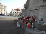 20231229234952_DSCN3548: Pietní místo v Čáslavi k uctění obětí tragédie v Praze vzniklo na náměstí Jana Žižky