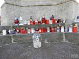20231229234955_DSCN3551: Pietní místo v Čáslavi k uctění obětí tragédie v Praze vzniklo na náměstí Jana Žižky