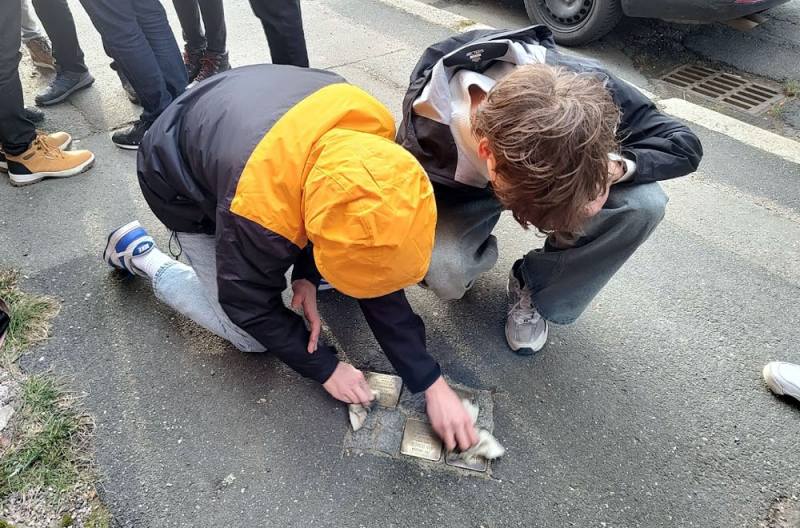 Dobrovolníci opět vyčistili Stolpersteine v Kutné Hoře, Čáslavi a Zruči nad Sázavou