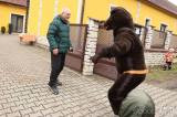 20240203153737_IMG_9094: Foto: V Okřesanči krotili zdivočelého medvěda, obcí opět prošel masopust!