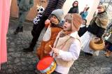 20240213140310_IMG_5459: Foto: „Sláva masopustu“, provolávaly děti z Mateřské školky Pohádka v ulicích Kutné Hory!