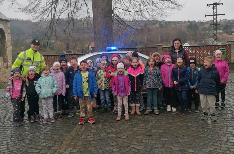 Za kácovskými dětmi se vypravil dopravní policista Lukáš Krupička