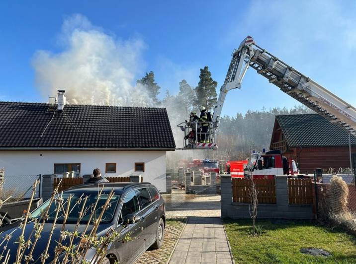 Požár rodinného domu zažehnula jiskra od úhlové brusky