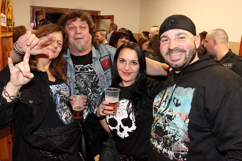 Foto: Metalový večírek v Křeseticích obstaraly kapely Alkehol a Arakain!