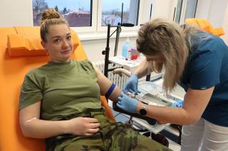 Foto: Vojáci z čáslavské základny přišli darovat krev, chodí pravidelně!