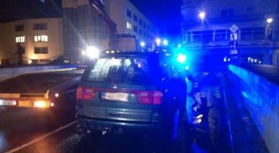 Tragická událost v Kolíně - chodec spadl na mostě pod kola automobilů