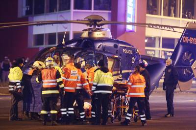 Foto: V Kolíně musel šestnáctiletou dívku po srážce s automobilem do nemocnice transportovat vrtulník