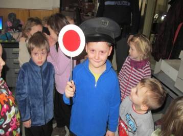 Děti z janovické školky navštívily policejní obvodní oddělení v Uhlířských Janovicích