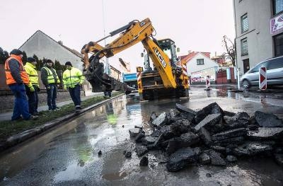 Havárie vodovodního potrubí působí v Kolíně dopravní kalamitu