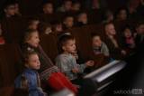 IMG_0937: Foto: Škola z Marsu přivedla na divadelní podium kolínské děti i jejich učitelky