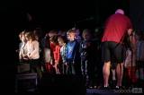 IMG_0944: Foto: Škola z Marsu přivedla na divadelní podium kolínské děti i jejich učitelky