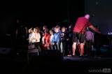IMG_0945: Foto: Škola z Marsu přivedla na divadelní podium kolínské děti i jejich učitelky