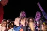 IMG_0954: Foto: Škola z Marsu přivedla na divadelní podium kolínské děti i jejich učitelky