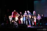 IMG_0960: Foto: Škola z Marsu přivedla na divadelní podium kolínské děti i jejich učitelky
