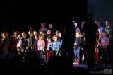 IMG_0968: Foto: Škola z Marsu přivedla na divadelní podium kolínské děti i jejich učitelky