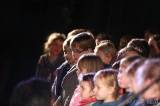 IMG_0975: Foto: Škola z Marsu přivedla na divadelní podium kolínské děti i jejich učitelky