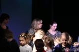 IMG_0985: Foto: Škola z Marsu přivedla na divadelní podium kolínské děti i jejich učitelky