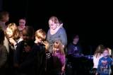 IMG_0987: Foto: Škola z Marsu přivedla na divadelní podium kolínské děti i jejich učitelky