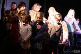 IMG_0988: Foto: Škola z Marsu přivedla na divadelní podium kolínské děti i jejich učitelky